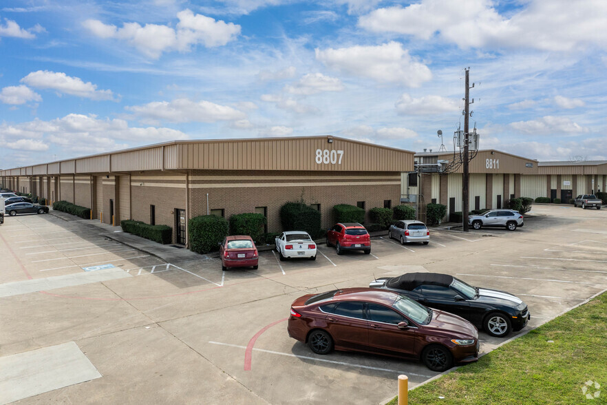 8807-8815 Emmott Rd, Houston, TX for lease - Building Photo - Image 1 of 33