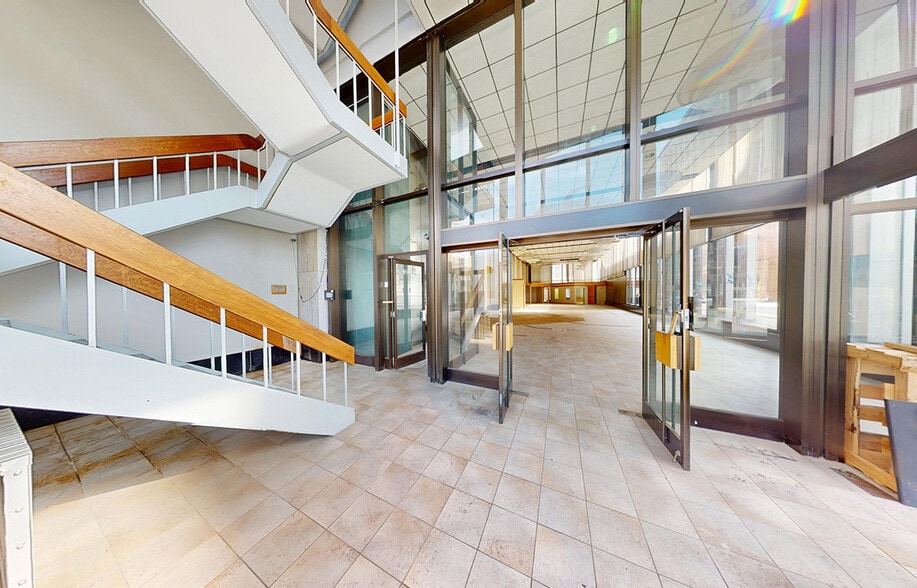 250 Portage Av, Winnipeg, MB for sale - Building Photo - Image 3 of 12