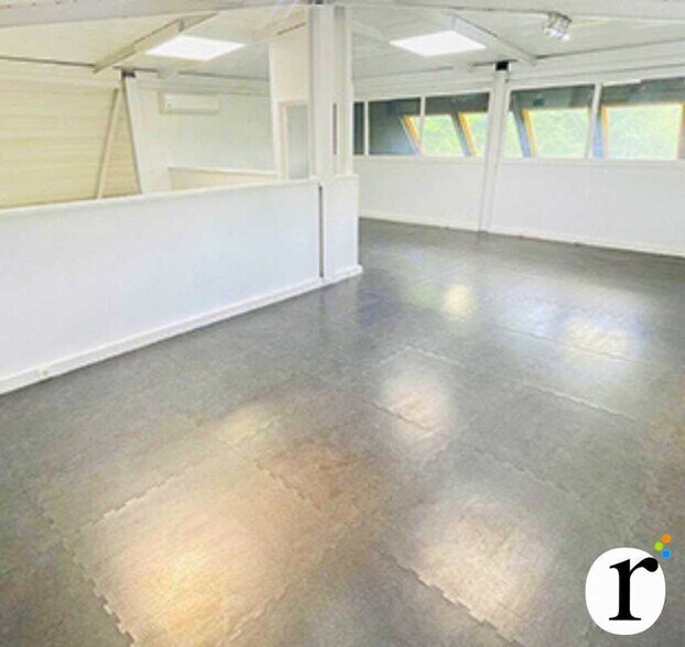 Office in Wasquehal for lease - Interior Photo - Image 1 of 6