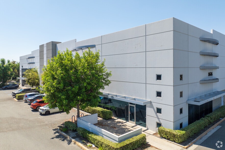 8676 Rochester Ave, Rancho Cucamonga, CA for lease - Building Photo - Image 2 of 5