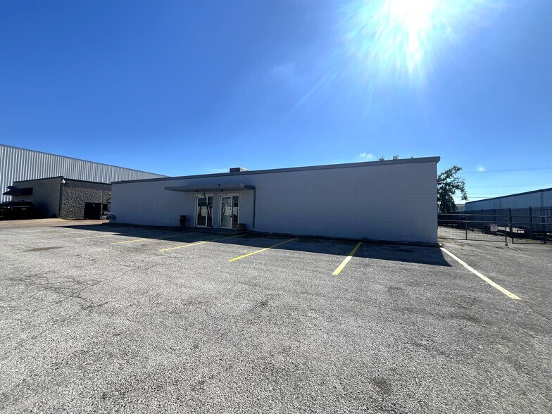 614 Easy St, Garland, TX for lease - Building Photo - Image 1 of 8