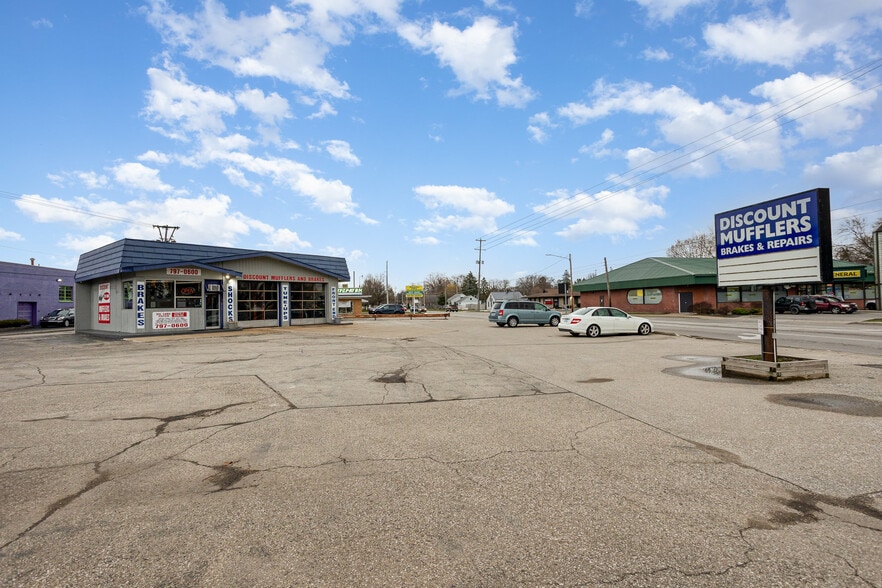 2714 Bay Rd, Saginaw, MI for sale - Building Photo - Image 3 of 10