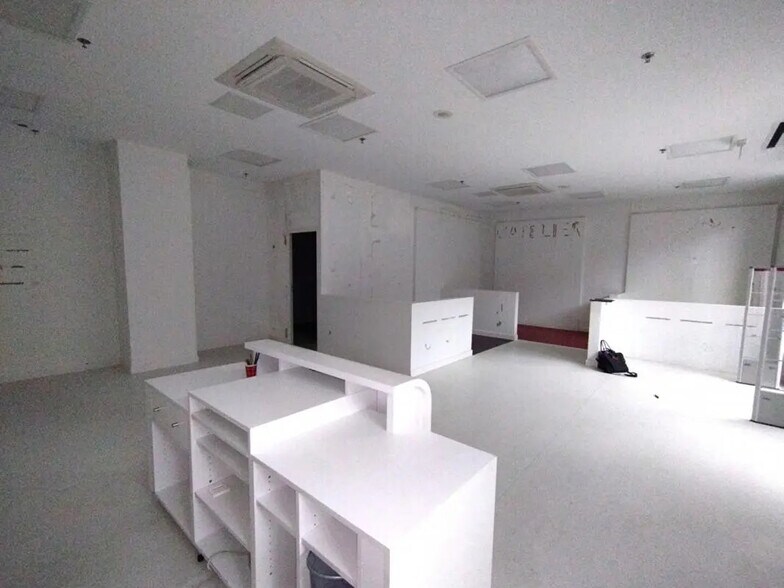 Retail in Saint-Brieuc for lease - Interior Photo - Image 2 of 3