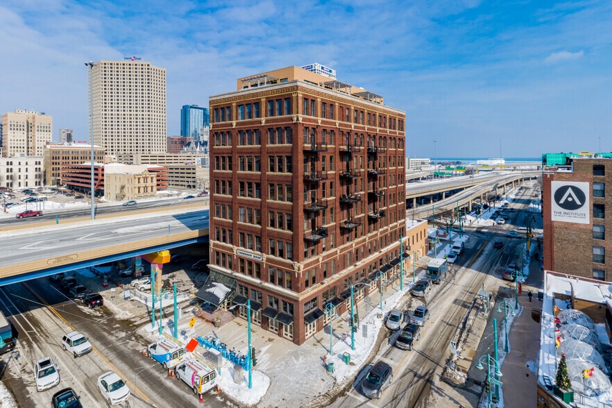 400 N Broadway, Milwaukee, WI for lease - Building Photo - Image 2 of 5