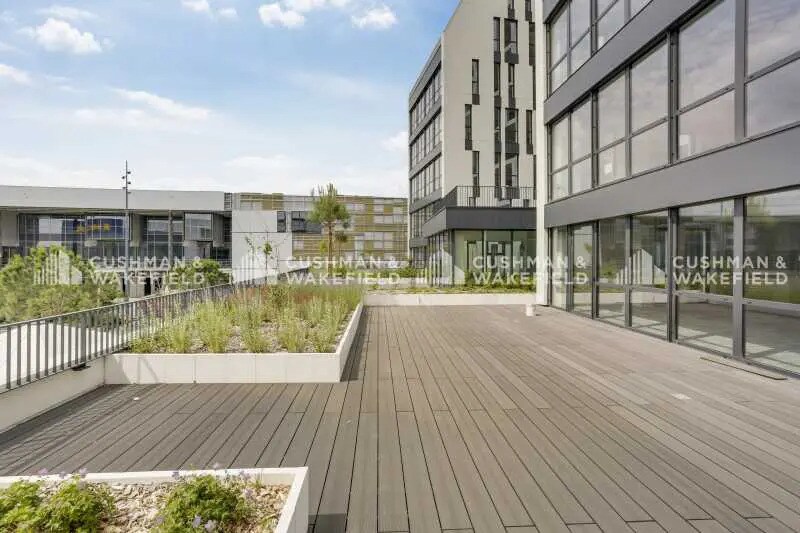 5 Rue Simone Veil, Vénissieux for lease Building Photo- Image 1 of 3