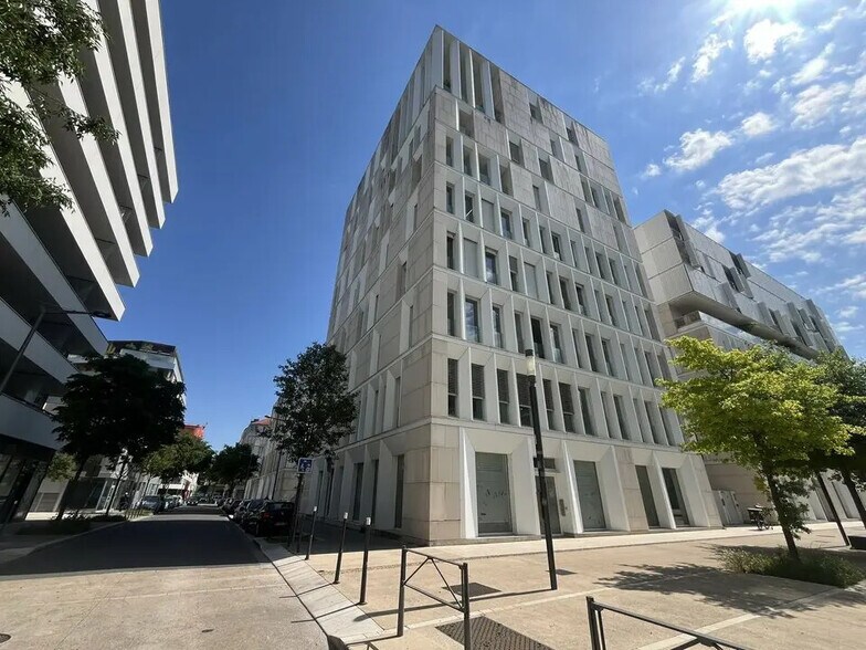 Retail in Lyon for lease - Building Photo - Image 1 of 15