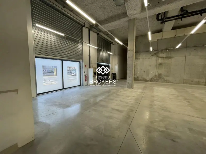 Retail in Lyon for lease Interior Photo- Image 1 of 4