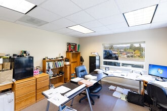 200 N Wasco Ct, Hood River, OR for sale Interior Photo- Image 2 of 45