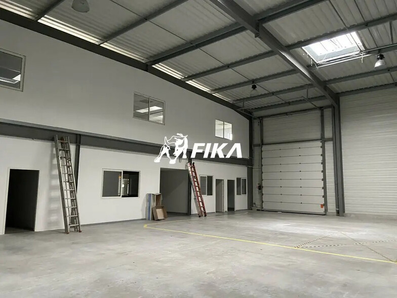 Flex in Villeneuve-lès-Bouloc for lease - Interior Photo - Image 2 of 10