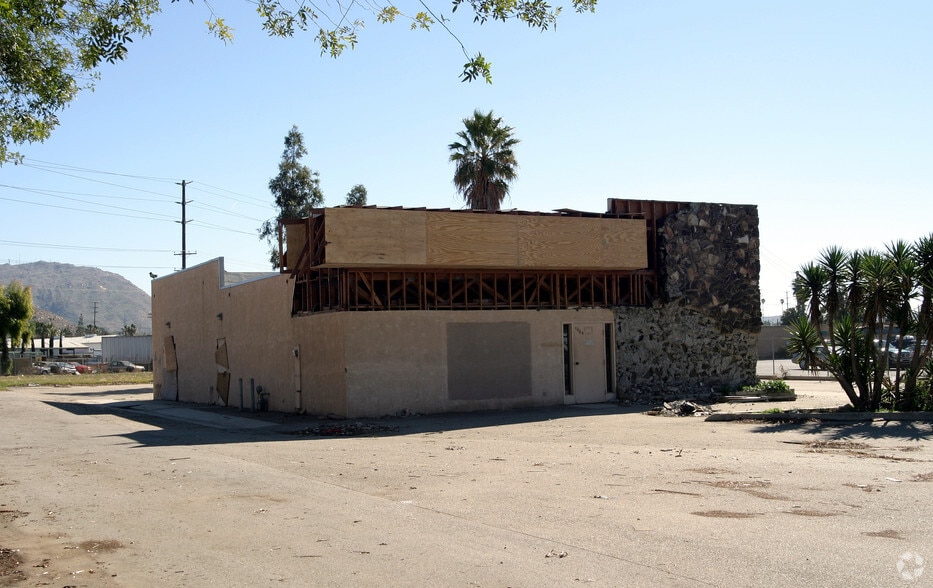 1064 E La Cadena Dr, Riverside, CA for lease - Building Photo - Image 2 of 7