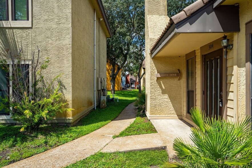 151 Mary Esther Blvd, Mary Esther, FL for lease - Building Photo - Image 2 of 10