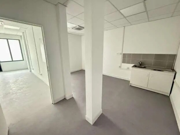 44 Place Francois Mitterrand, Savigny-le-Temple for lease - Interior Photo - Image 3 of 4