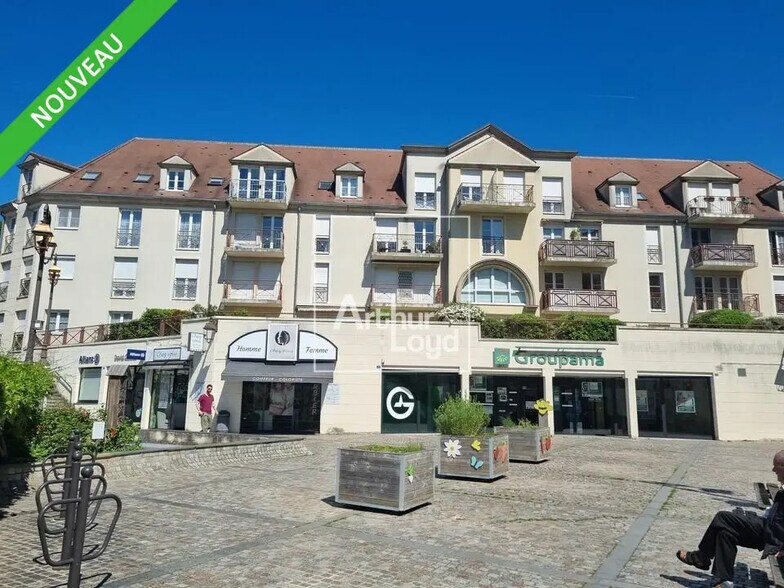 Retail in Melun for lease - Building Photo - Image 1 of 5