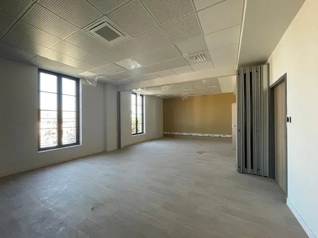 Office in Autun for lease - Interior Photo - Image 3 of 5