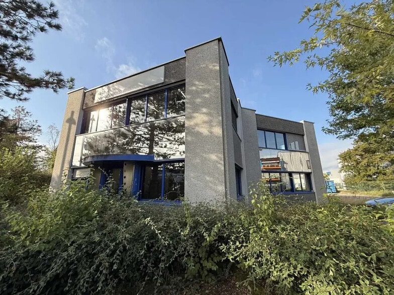 Flex in Décines-Charpieu for lease - Building Photo - Image 2 of 15