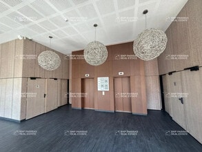 Flex in Marseille for lease Building Photo- Image 1 of 16