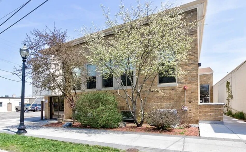 95 Grant St, Crystal Lake, IL for sale - Building Photo - Image 1 of 9