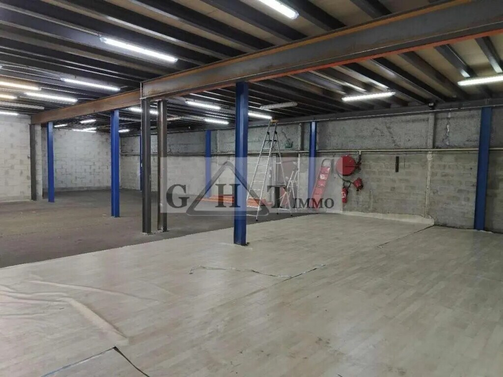 Location Entrepôt 1 000 m² - Photo 1
