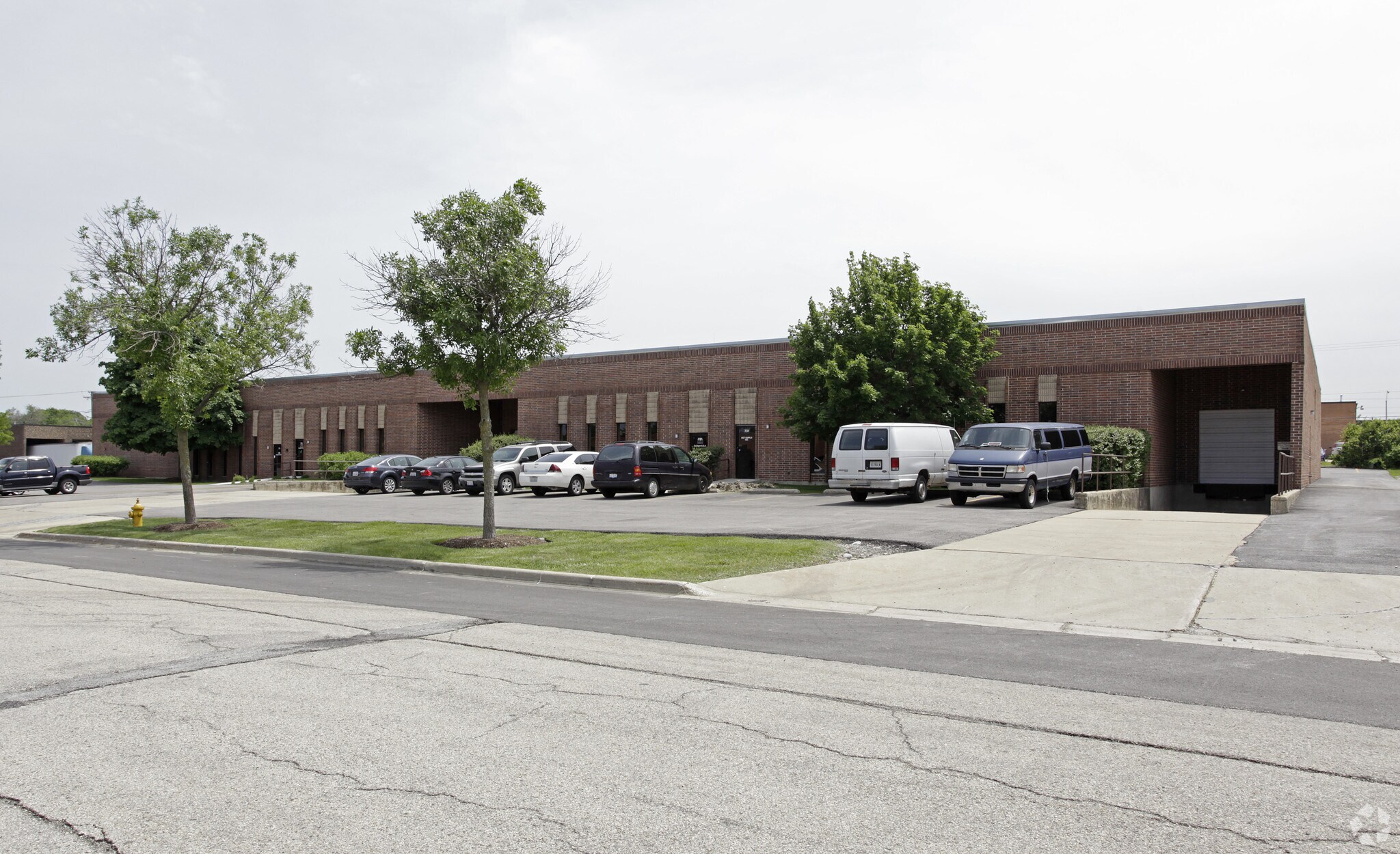 711-731 W Racquet Club Dr, Addison, IL for sale Primary Photo- Image 1 of 1