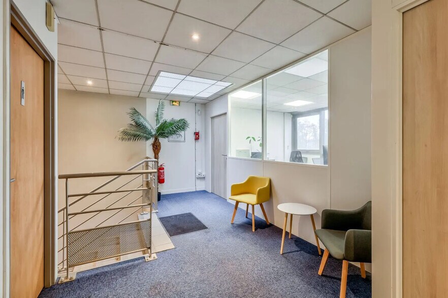 Flex in Saint-Thibault-des-Vignes for lease - Lobby - Image 2 of 5