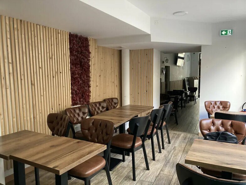 Retail in Quimper for lease - Interior Photo - Image 3 of 5