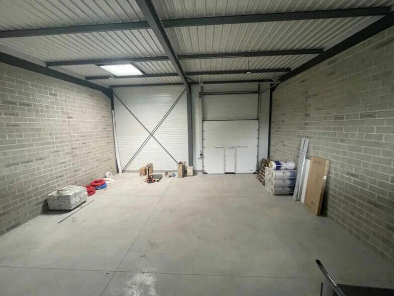 Office in Allonne for lease - Interior Photo - Image 1 of 11