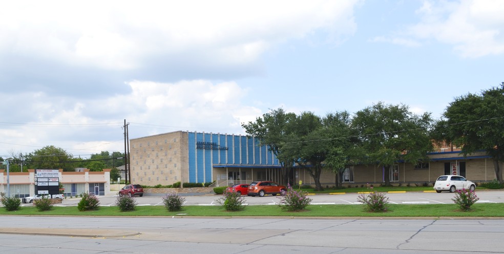 200 N Carrier Pky, Grand Prairie, TX for lease - Building Photo - Image 2 of 16