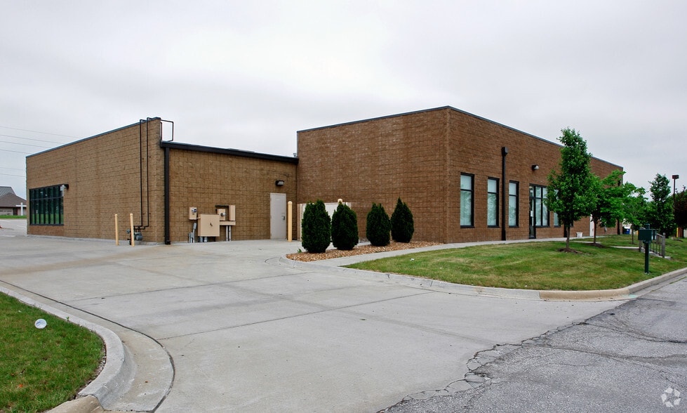 2017-2021 W Foxwood Dr, Raymore, MO for lease - Building Photo - Image 2 of 7