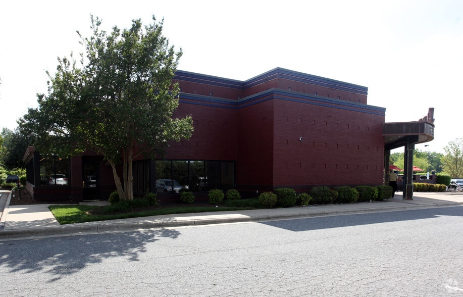 914 Mall Loop Rd, High Point, NC for sale - Building Photo - Image 2 of 20