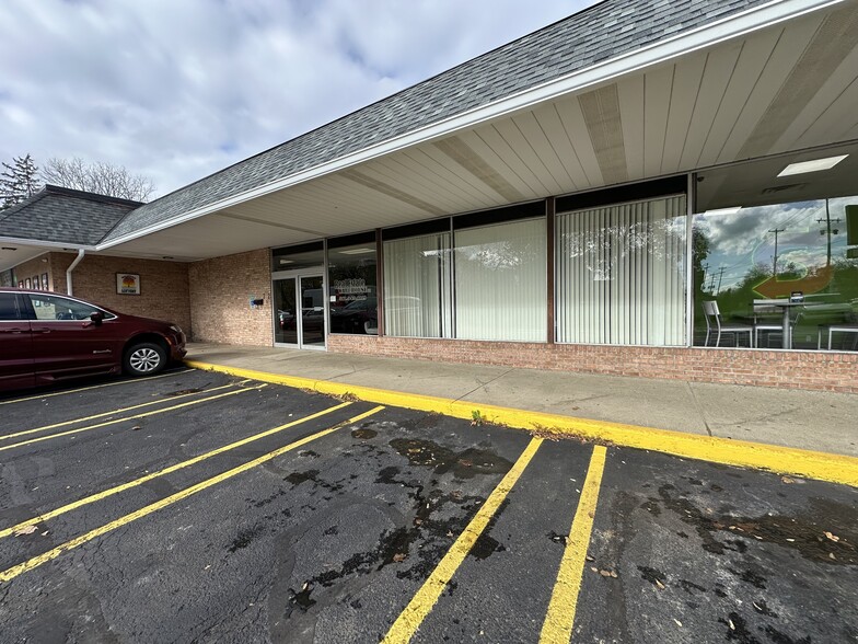 322 S Cochran Ave, Charlotte, MI for lease - Building Photo - Image 2 of 5