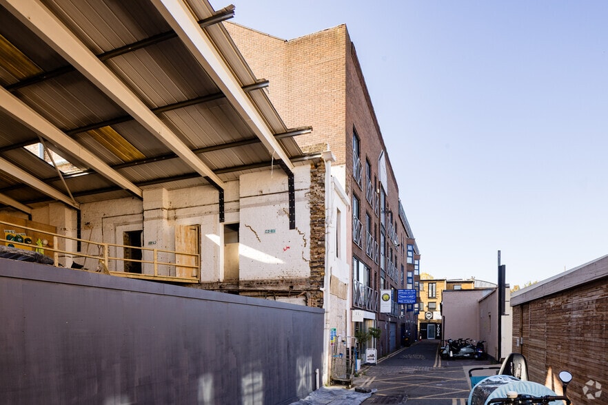 19 Heathmans Rd, London for lease - Building Photo - Image 2 of 6