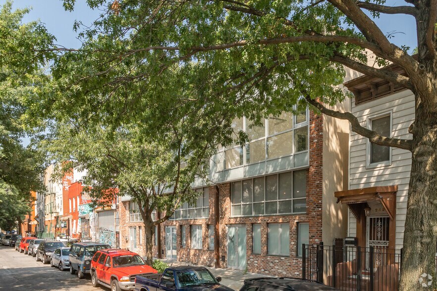 243-247 Boerum St, Brooklyn, NY for lease - Building Photo - Image 2 of 7
