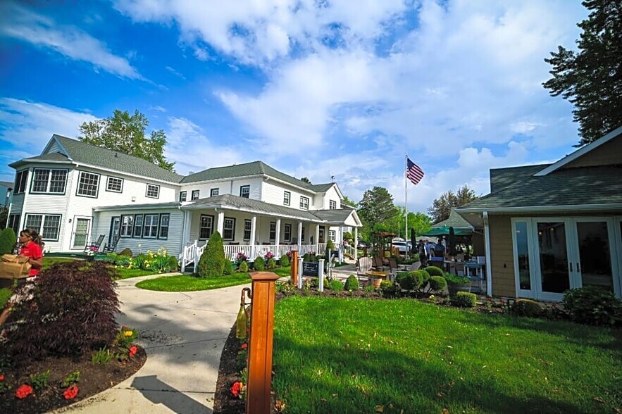 5653 Lake Rd, Geneva, OH for sale - Building Photo - Image 1 of 1