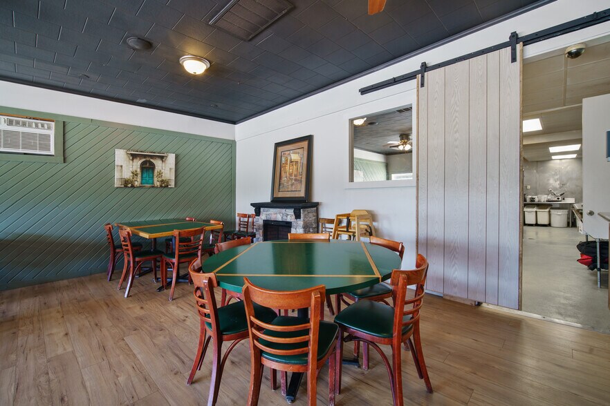 2204 Washington St, Manitowoc, WI for sale - Interior Photo - Image 3 of 26