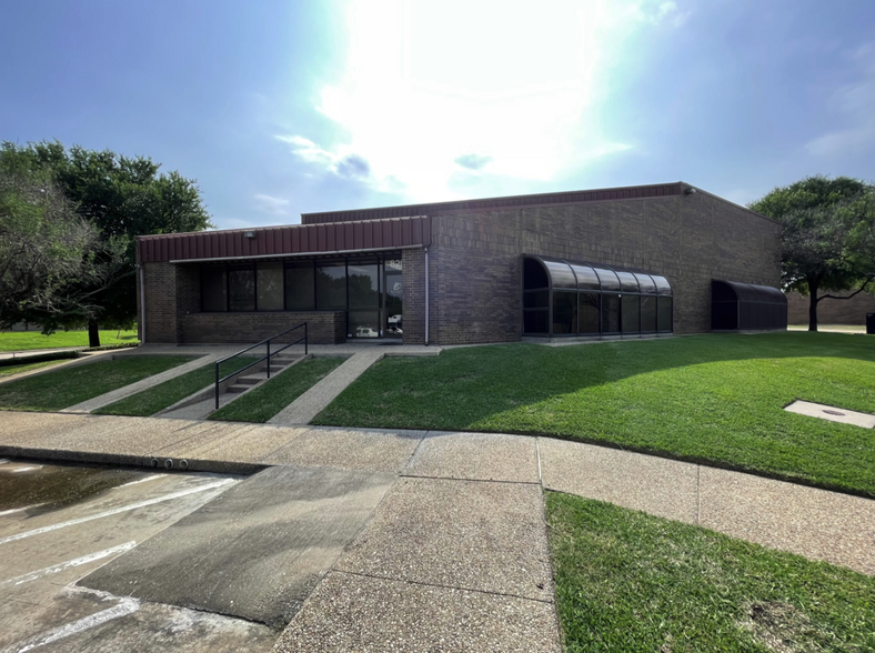 817 Greenview Dr, Grand Prairie, TX for lease - Building Photo - Image 3 of 3