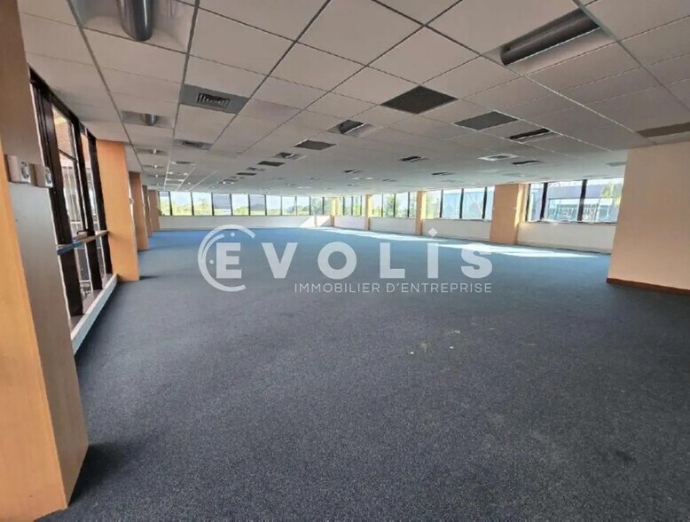 Office in Villebon-sur-Yvette for lease - Interior Photo - Image 3 of 10