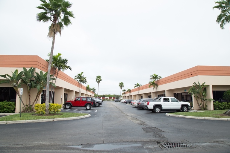 5400 S University Dr, Davie, FL for lease - Primary Photo - Image 1 of 4