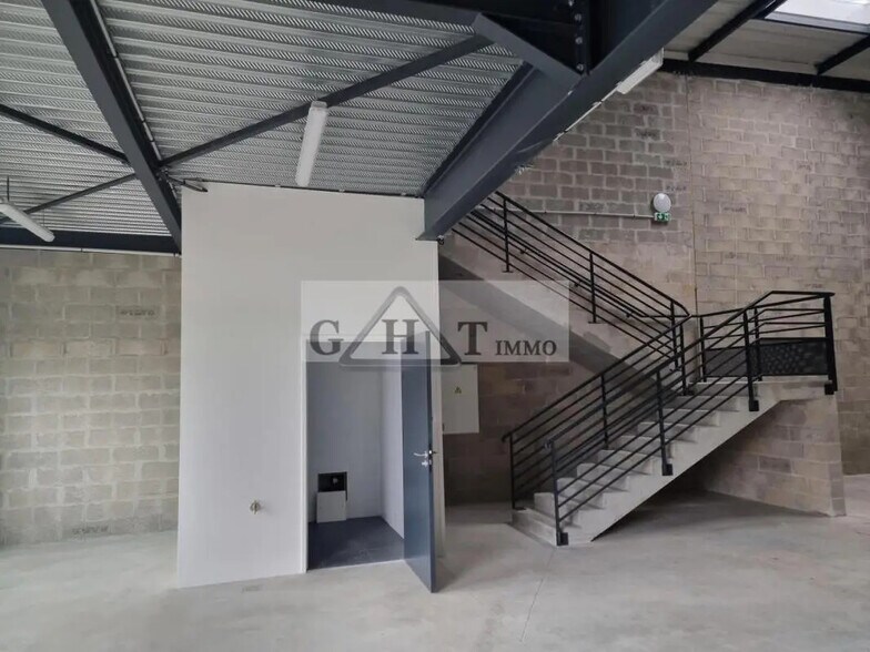 Industrial in Marolles-en-Hurepoix for lease - Interior Photo - Image 3 of 9