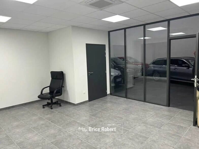 Office in Chassieu for lease - Building Photo - Image 3 of 20