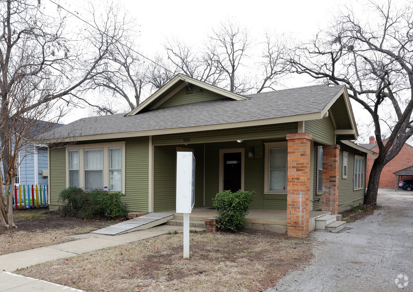 1014 N Elm St, Denton, TX for lease - Primary Photo - Image 1 of 11