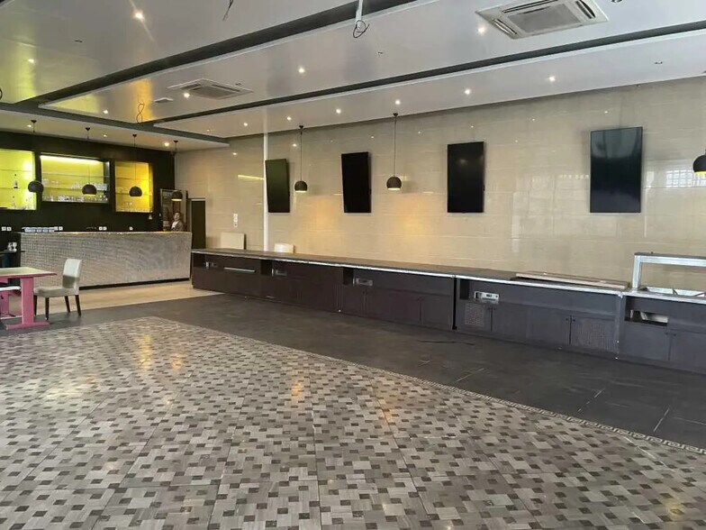 Retail in Beauvais for sale - Building Photo - Image 1 of 7