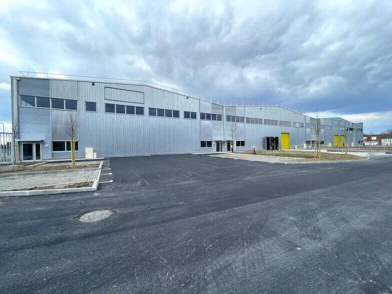 Flex in Wattrelos for sale - Building Photo - Image 1 of 7