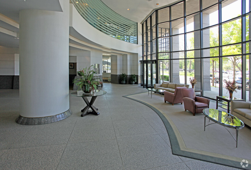 2828 Routh St, Dallas, TX for lease - Lobby - Image 3 of 7