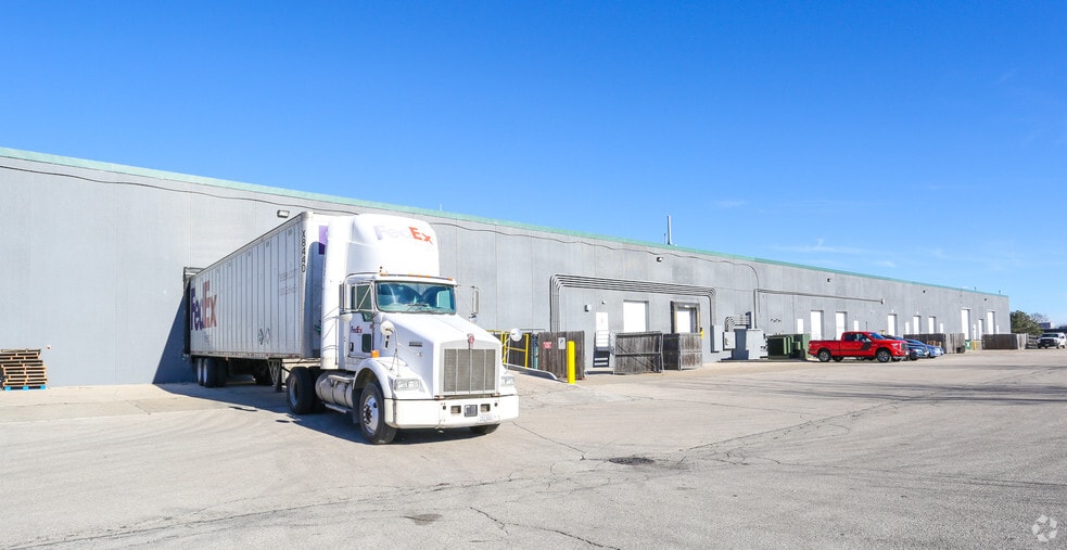 N56W13525-N56W13605 Silver Spring Dr, Menomonee Falls, WI for lease - Building Photo - Image 3 of 6