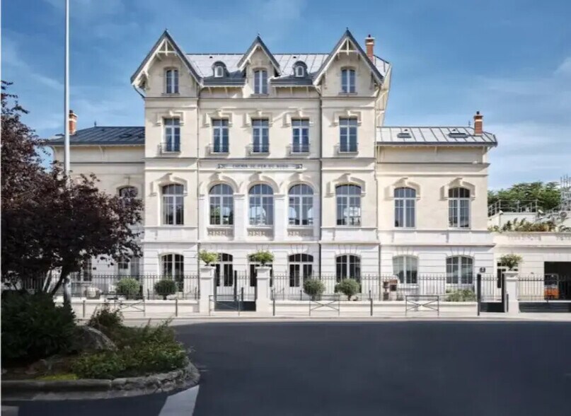 Office in Saint-Ouen-sur-Seine for lease - Building Photo - Image 1 of 6