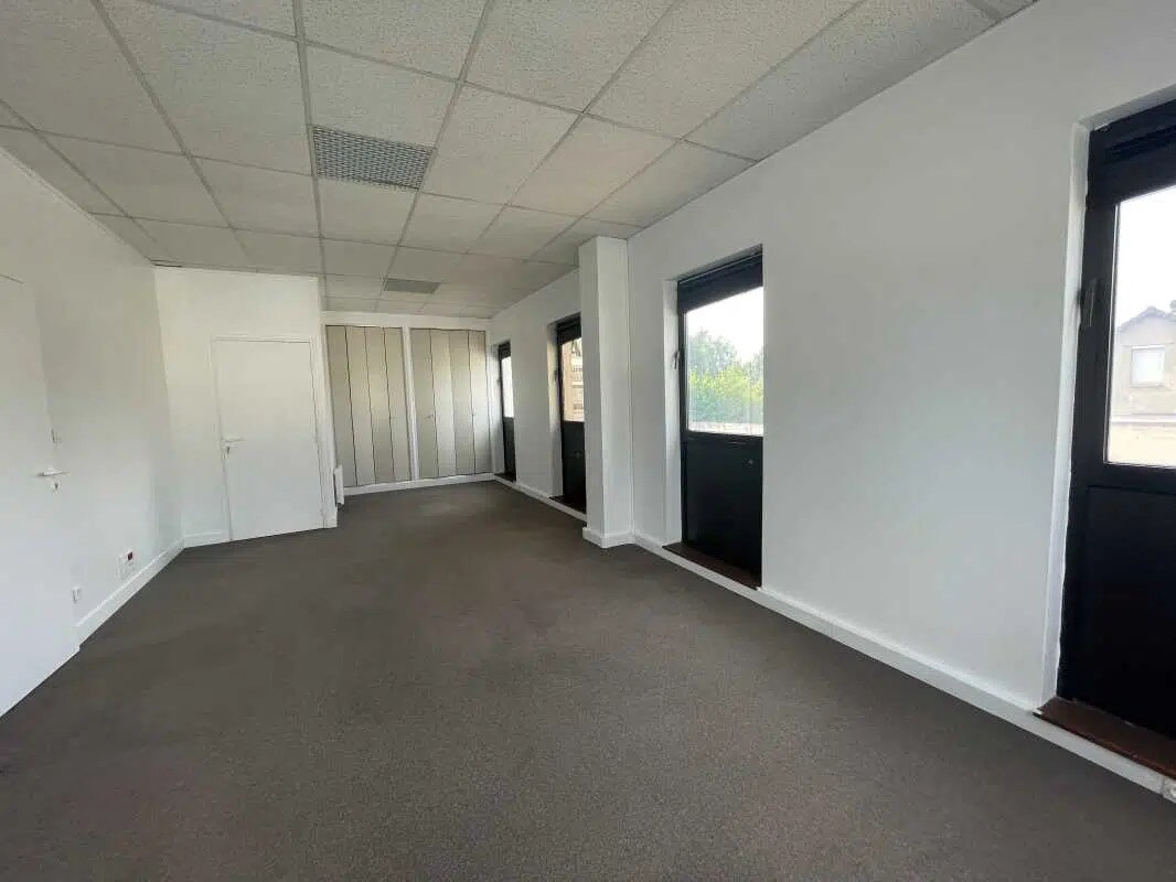Office in Allonne for lease Interior Photo- Image 1 of 7