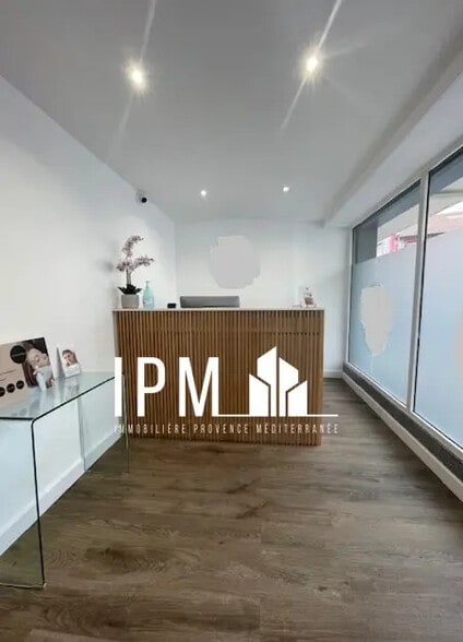 Retail in Marseille for sale - Lobby - Image 1 of 5