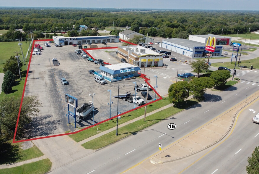 DEALERSHIP & 16-BAY SHOP portfolio of 2 properties for sale on LoopNet.com - Building Photo - Image 1 of 7