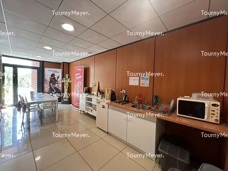 Office in Saint-Jean for lease - Building Photo - Image 2 of 8