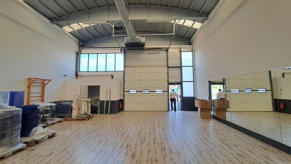 Flex in Genay for lease - Building Photo - Image 1 of 4